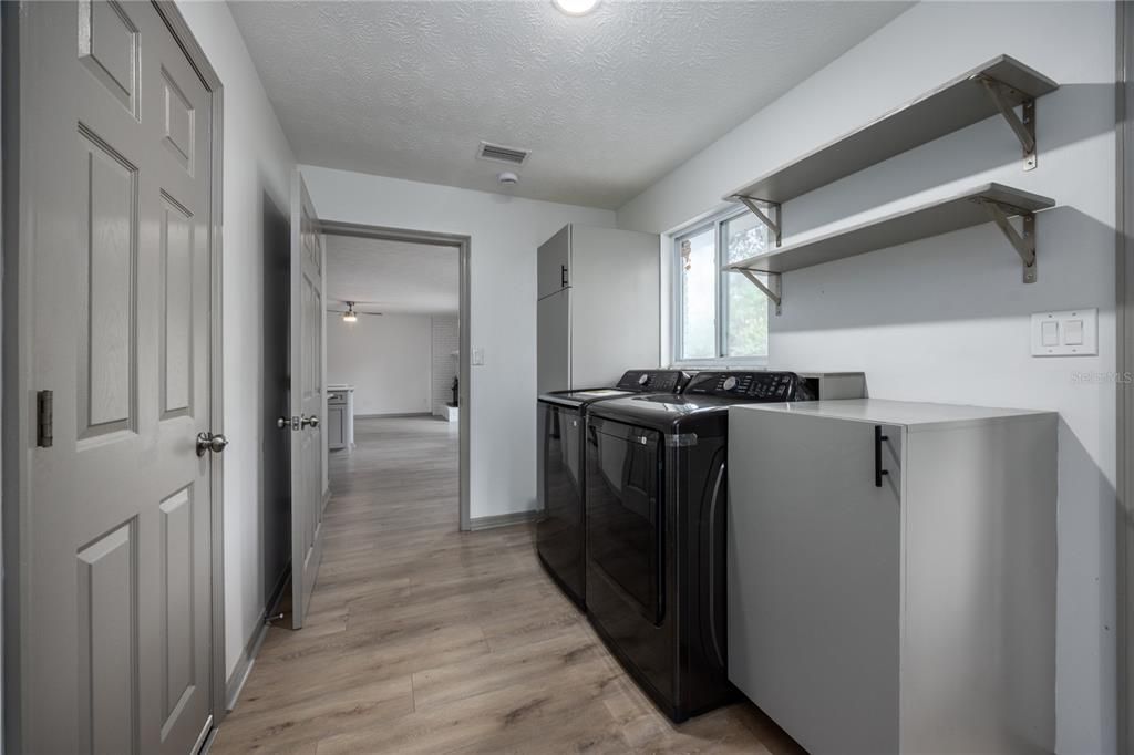 For Sale: $419,900 (3 beds, 3 baths, 1924 Square Feet)