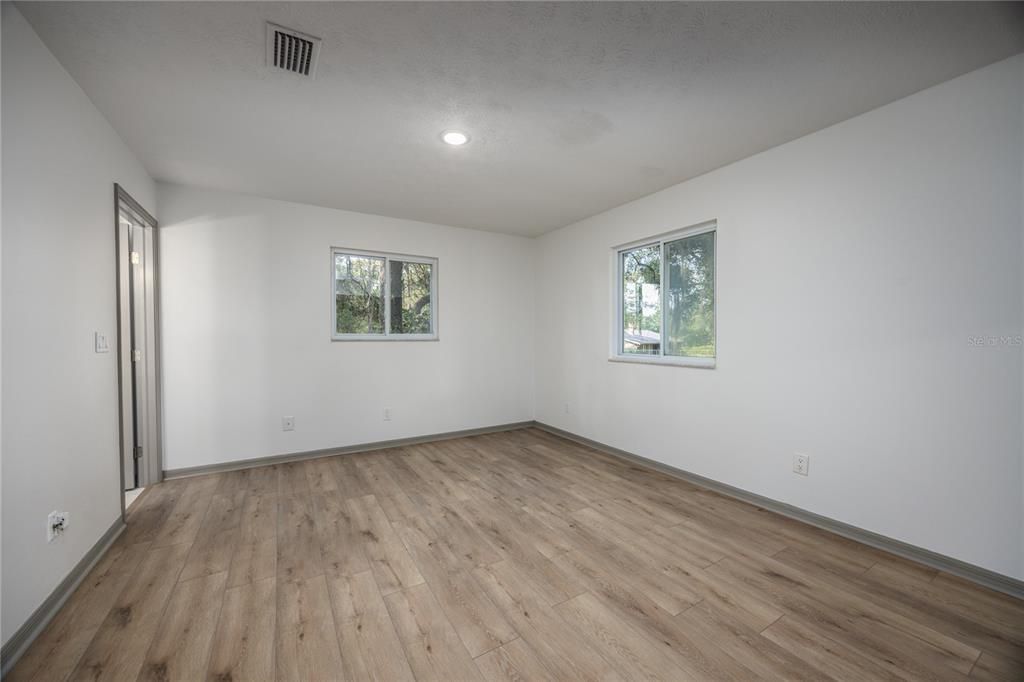 For Sale: $419,900 (3 beds, 3 baths, 1924 Square Feet)