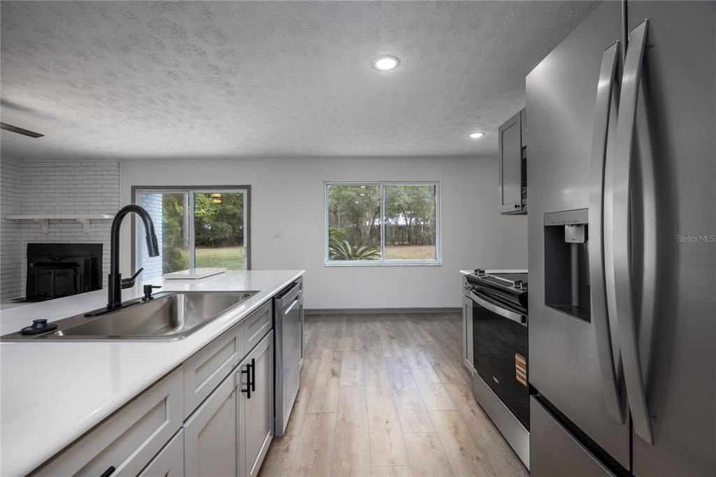 For Sale: $419,900 (3 beds, 3 baths, 1924 Square Feet)