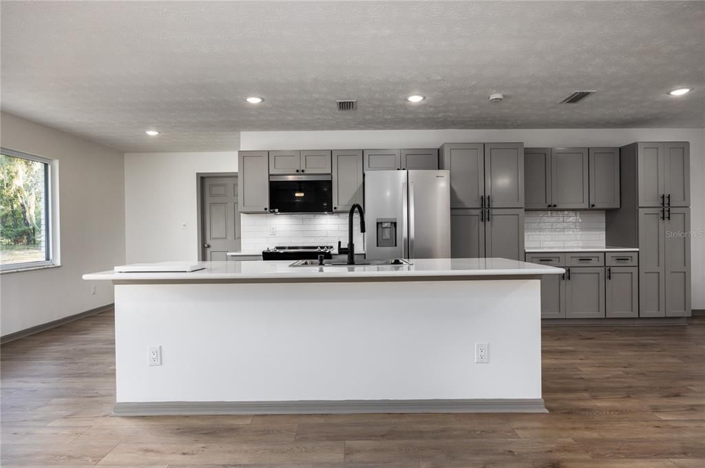 For Sale: $419,900 (3 beds, 3 baths, 1924 Square Feet)