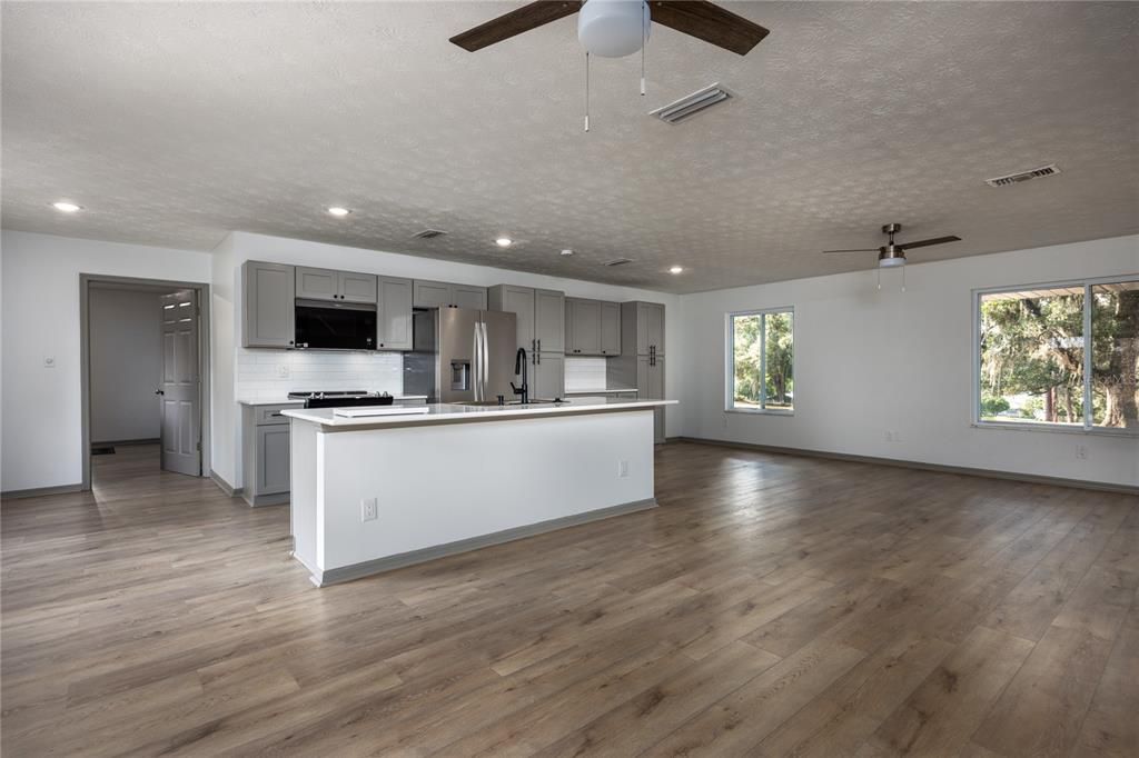 For Sale: $419,900 (3 beds, 3 baths, 1924 Square Feet)