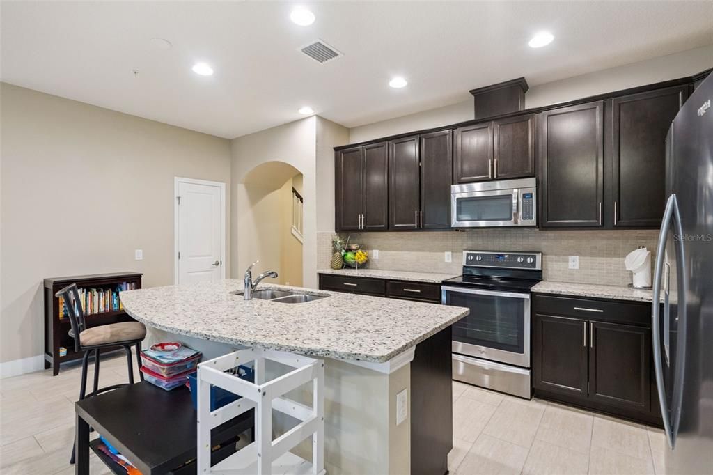 Под контрактом: $510,000 (4 спален, 3 ванн, 2272 Квадратных фут)