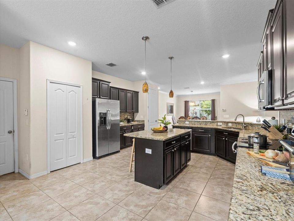 На продажу: $400,000 (4 спален, 3 ванн, 2293 Квадратных фут)