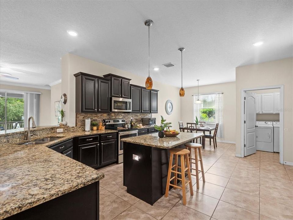 На продажу: $400,000 (4 спален, 3 ванн, 2293 Квадратных фут)