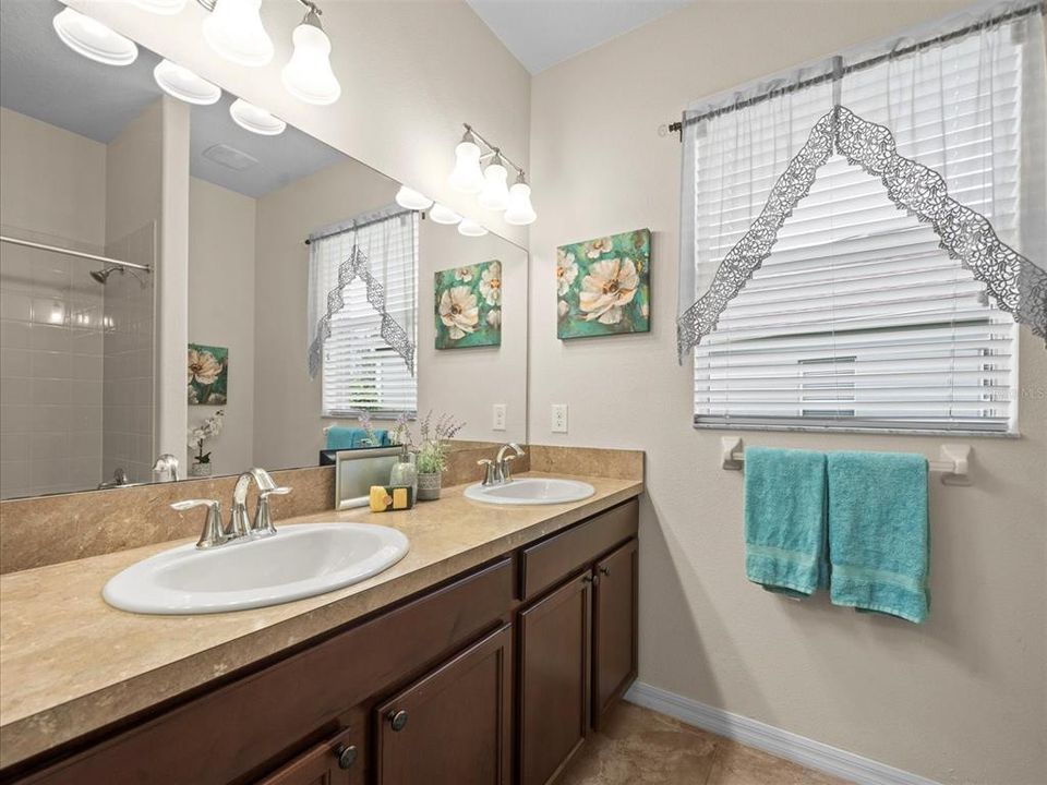 На продажу: $400,000 (4 спален, 3 ванн, 2293 Квадратных фут)