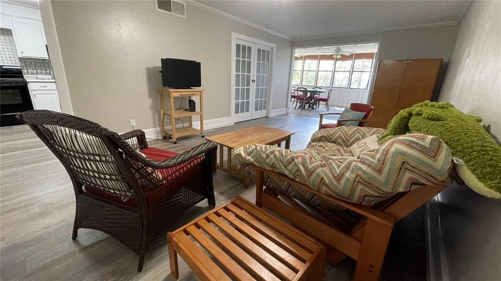 For Sale: $199,000 (2 beds, 1 baths, 1284 Square Feet)