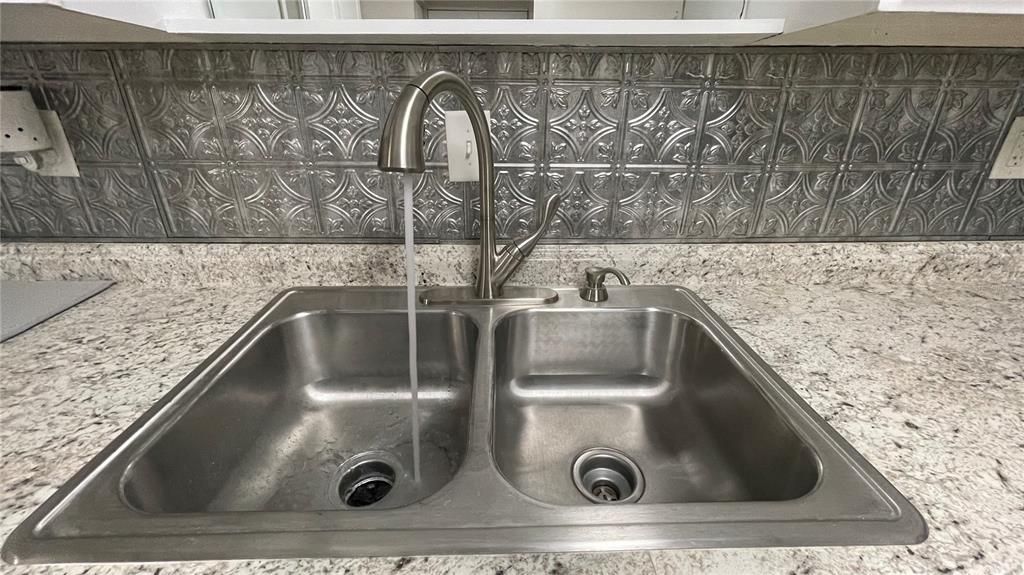 For Sale: $199,000 (2 beds, 1 baths, 1284 Square Feet)