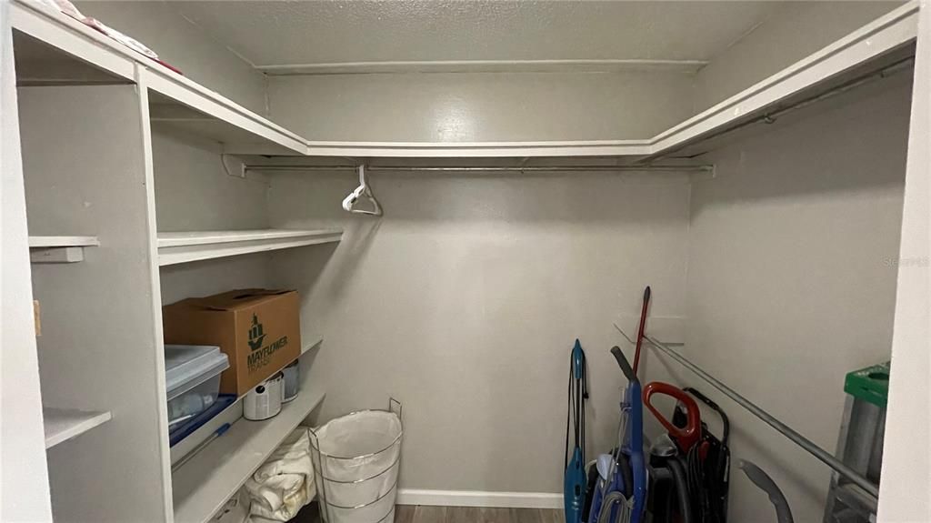 For Sale: $199,000 (2 beds, 1 baths, 1284 Square Feet)