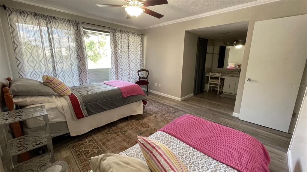 For Sale: $199,000 (2 beds, 1 baths, 1284 Square Feet)