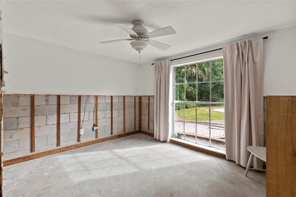 合同活跃: $350,000 (3 贝兹, 2 浴室, 1572 平方英尺)