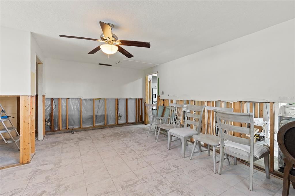 合同活跃: $350,000 (3 贝兹, 2 浴室, 1572 平方英尺)