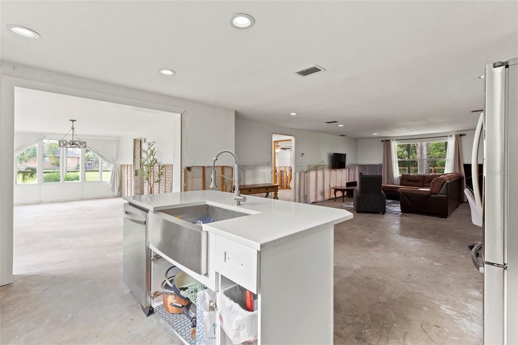 合同活跃: $350,000 (3 贝兹, 2 浴室, 1572 平方英尺)