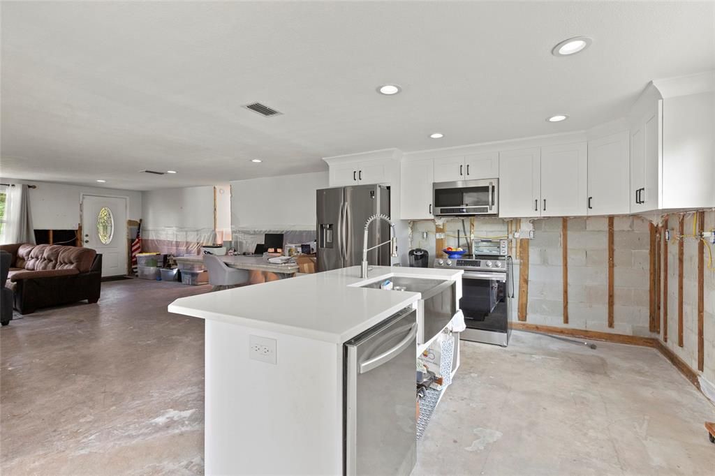 合同活跃: $350,000 (3 贝兹, 2 浴室, 1572 平方英尺)