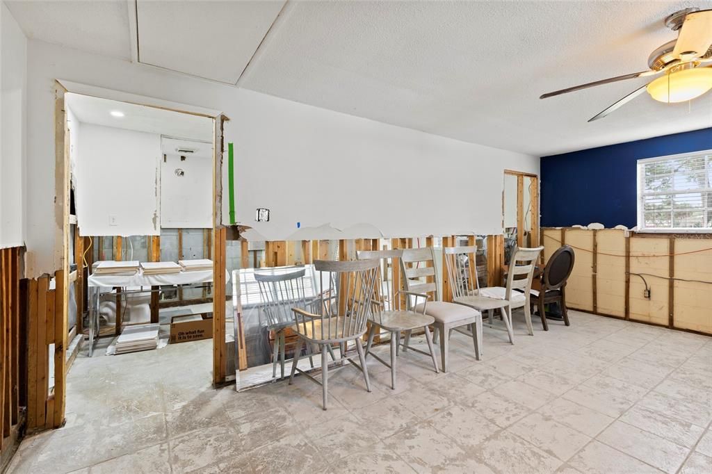 合同活跃: $350,000 (3 贝兹, 2 浴室, 1572 平方英尺)