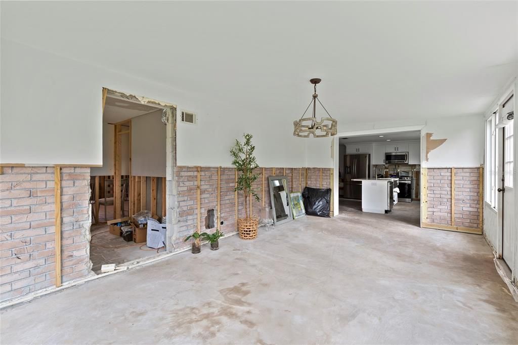 合同活跃: $350,000 (3 贝兹, 2 浴室, 1572 平方英尺)