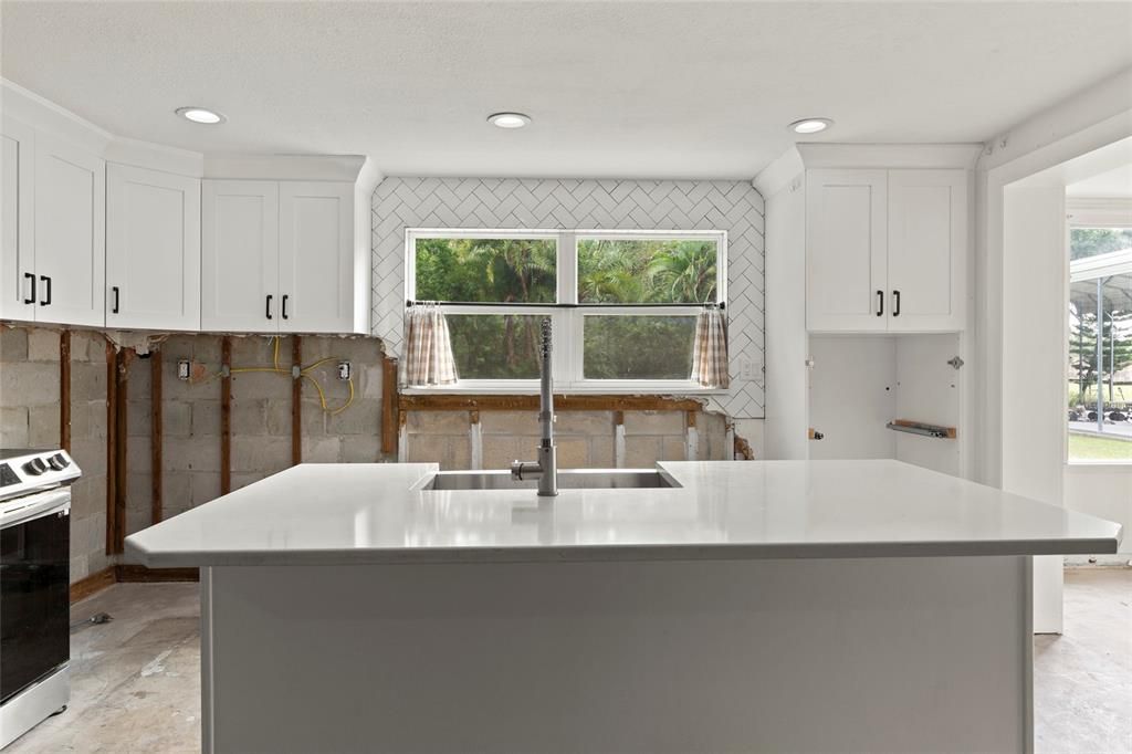 合同活跃: $350,000 (3 贝兹, 2 浴室, 1572 平方英尺)