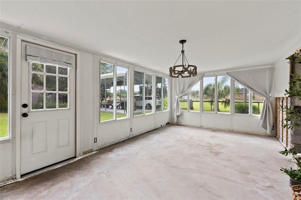 合同活跃: $350,000 (3 贝兹, 2 浴室, 1572 平方英尺)