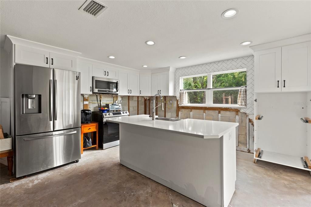 合同活跃: $350,000 (3 贝兹, 2 浴室, 1572 平方英尺)