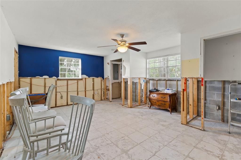 合同活跃: $350,000 (3 贝兹, 2 浴室, 1572 平方英尺)