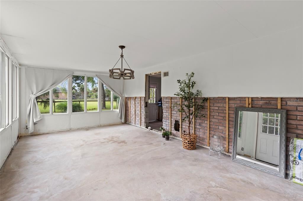 合同活跃: $350,000 (3 贝兹, 2 浴室, 1572 平方英尺)