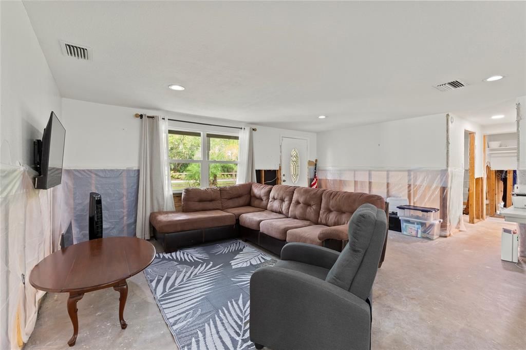 合同活跃: $350,000 (3 贝兹, 2 浴室, 1572 平方英尺)