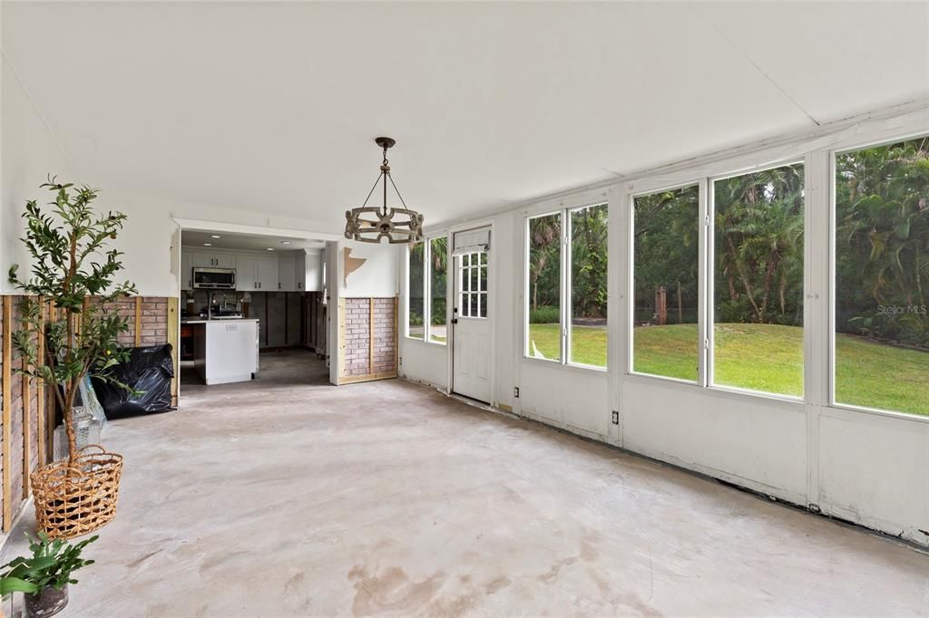 合同活跃: $350,000 (3 贝兹, 2 浴室, 1572 平方英尺)