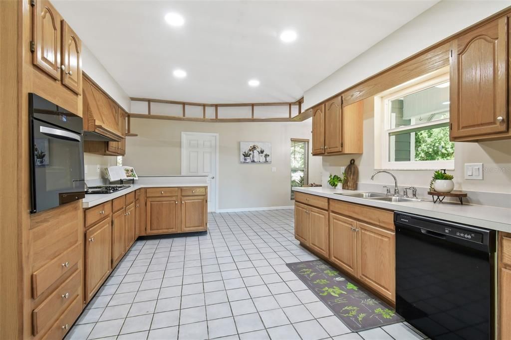 Active With Contract: $536,000 (3 beds, 2 baths, 2199 Square Feet)