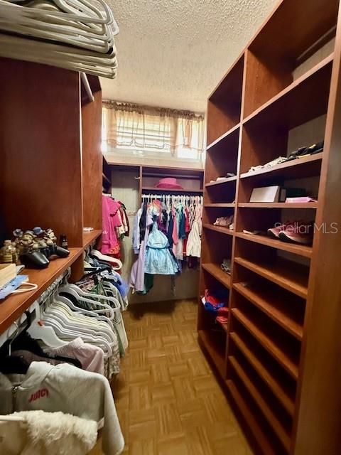 合同活跃: $375,000 (4 贝兹, 3 浴室, 2315 平方英尺)