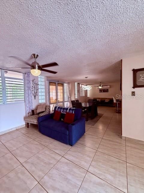 合同活跃: $375,000 (4 贝兹, 3 浴室, 2315 平方英尺)