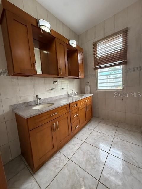 合同活跃: $375,000 (4 贝兹, 3 浴室, 2315 平方英尺)