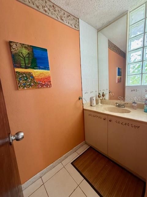 合同活跃: $375,000 (4 贝兹, 3 浴室, 2315 平方英尺)