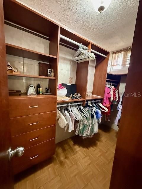 合同活跃: $375,000 (4 贝兹, 3 浴室, 2315 平方英尺)