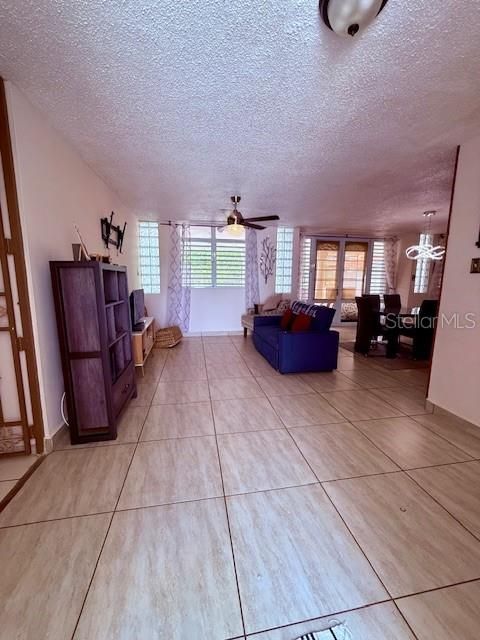 合同活跃: $375,000 (4 贝兹, 3 浴室, 2315 平方英尺)