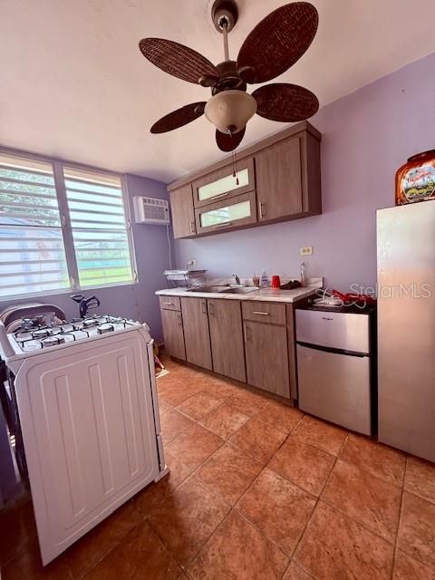 合同活跃: $375,000 (4 贝兹, 3 浴室, 2315 平方英尺)