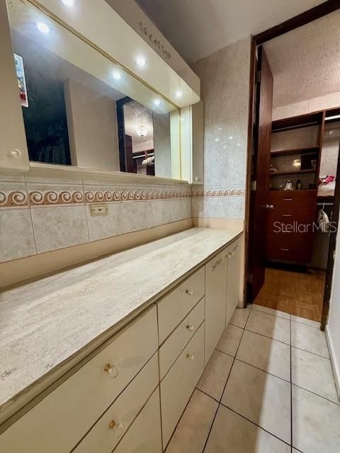 合同活跃: $375,000 (4 贝兹, 3 浴室, 2315 平方英尺)