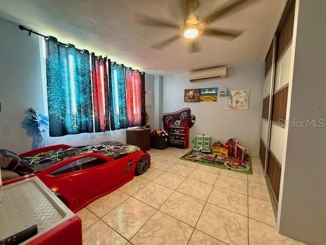 合同活跃: $375,000 (4 贝兹, 3 浴室, 2315 平方英尺)