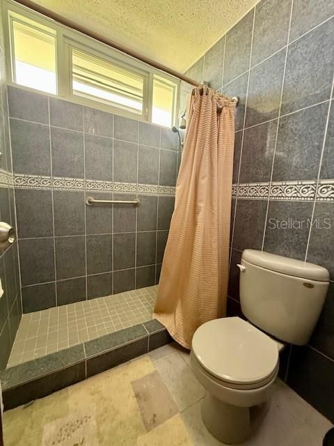 合同活跃: $375,000 (4 贝兹, 3 浴室, 2315 平方英尺)