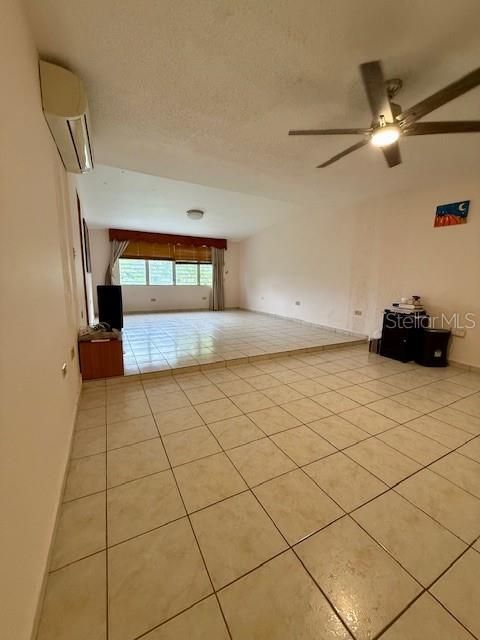 合同活跃: $375,000 (4 贝兹, 3 浴室, 2315 平方英尺)