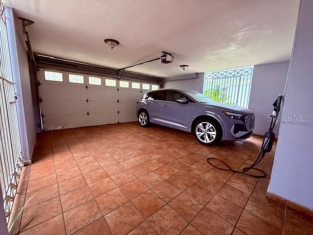 合同活跃: $375,000 (4 贝兹, 3 浴室, 2315 平方英尺)