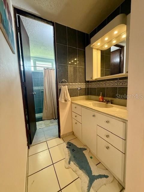 合同活跃: $375,000 (4 贝兹, 3 浴室, 2315 平方英尺)