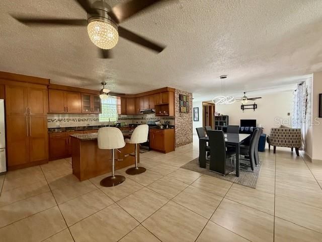 合同活跃: $375,000 (4 贝兹, 3 浴室, 2315 平方英尺)