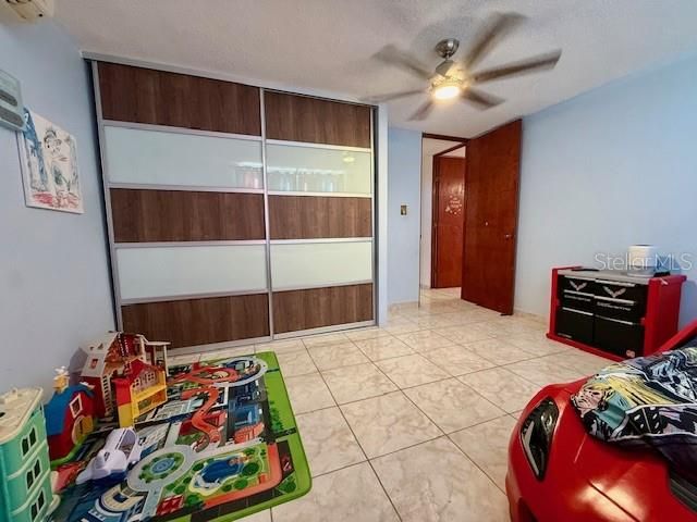 合同活跃: $375,000 (4 贝兹, 3 浴室, 2315 平方英尺)