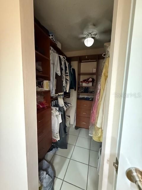 合同活跃: $375,000 (4 贝兹, 3 浴室, 2315 平方英尺)