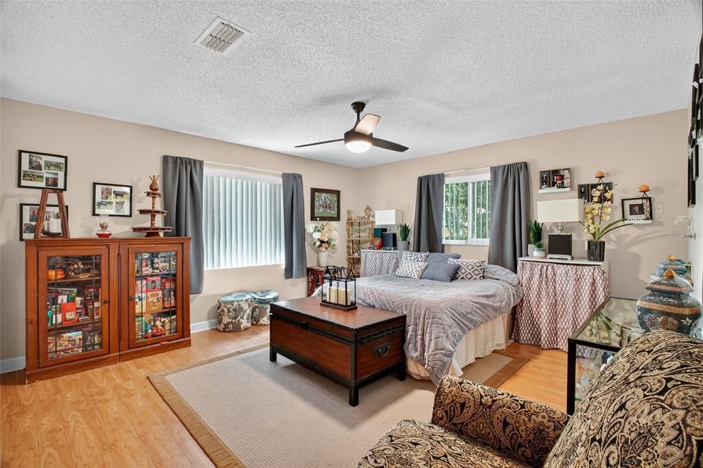 En Venta: $549,900 (3 camas, 2 baños, 2606 Pies cuadrados)