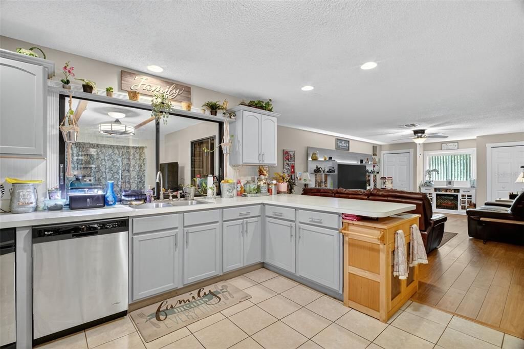 En Venta: $549,900 (3 camas, 2 baños, 2606 Pies cuadrados)