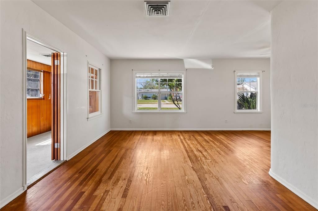 Active With Contract: $199,000 (3 beds, 2 baths, 1322 Square Feet)