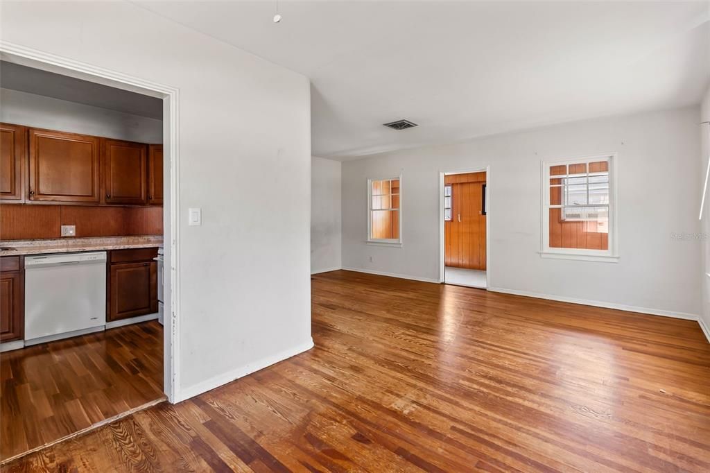 Active With Contract: $199,000 (3 beds, 2 baths, 1322 Square Feet)