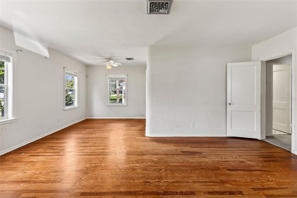 Active With Contract: $199,000 (3 beds, 2 baths, 1322 Square Feet)