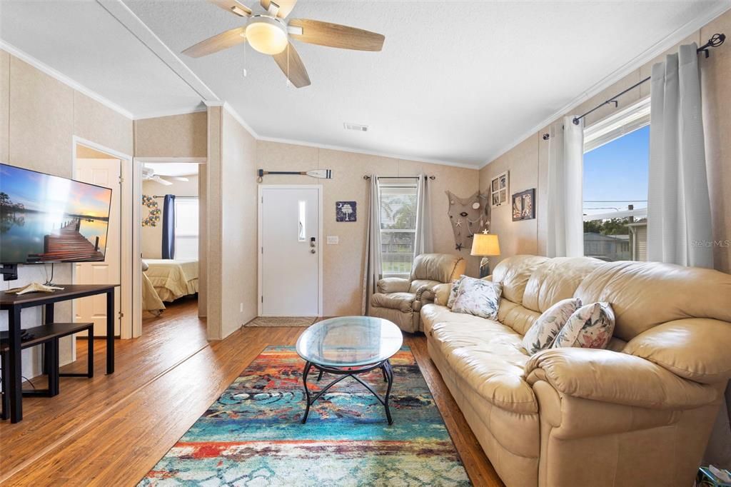 合同活跃: $298,900 (2 贝兹, 2 浴室, 768 平方英尺)