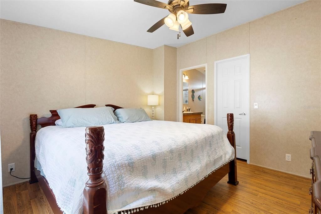 合同活跃: $298,900 (2 贝兹, 2 浴室, 768 平方英尺)